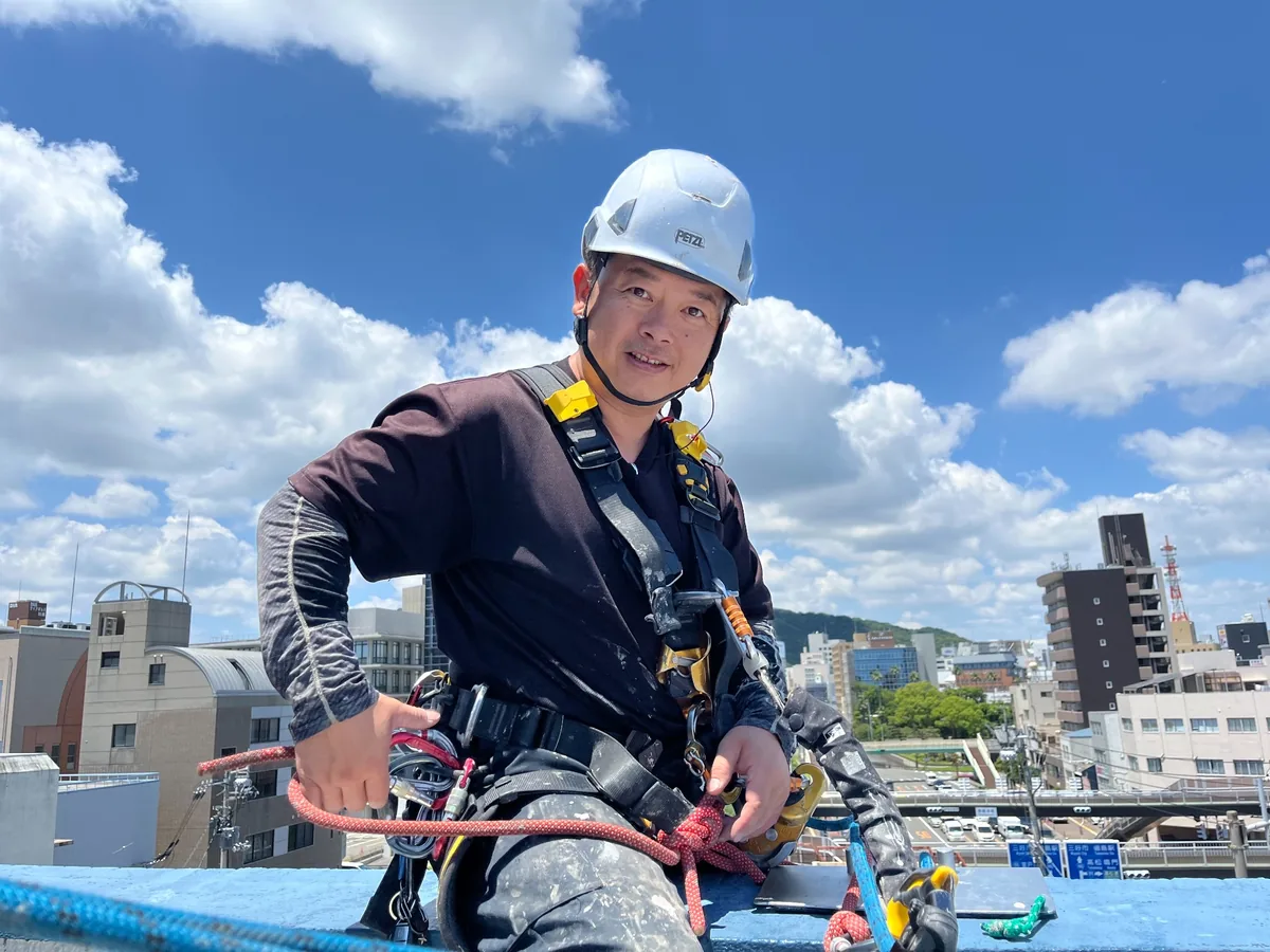 建物外壁で作業するロープアクセス技術者