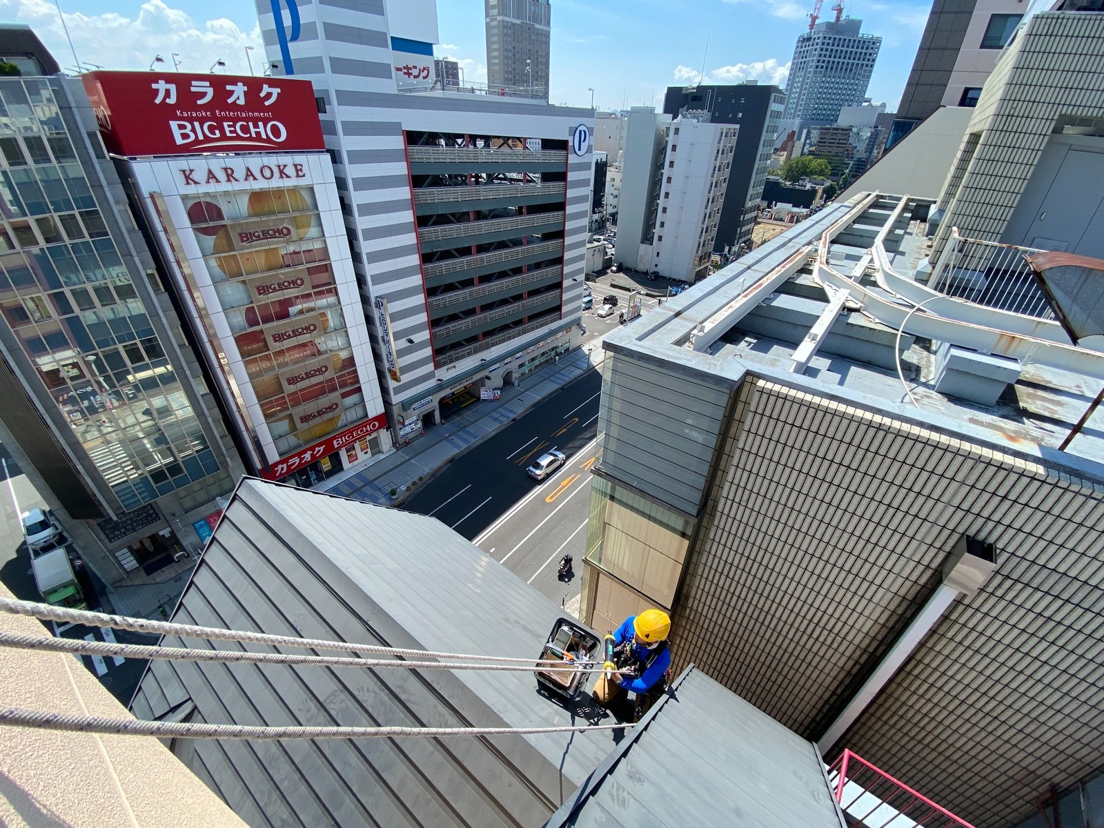 複数名のロープアクセス作業員によるビル外壁補修