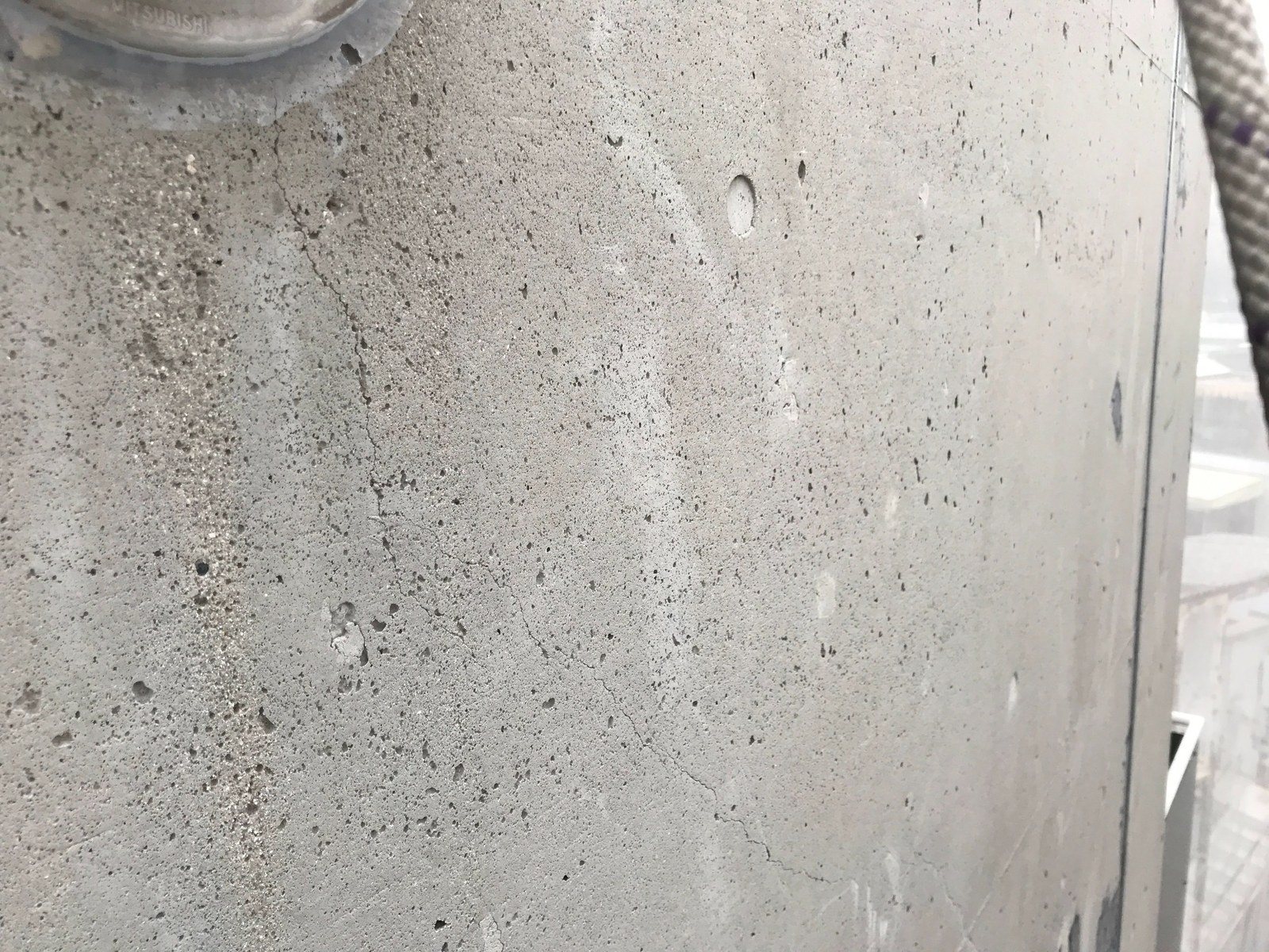 建物外部で確認された雨漏り原因候補の劣化箇所