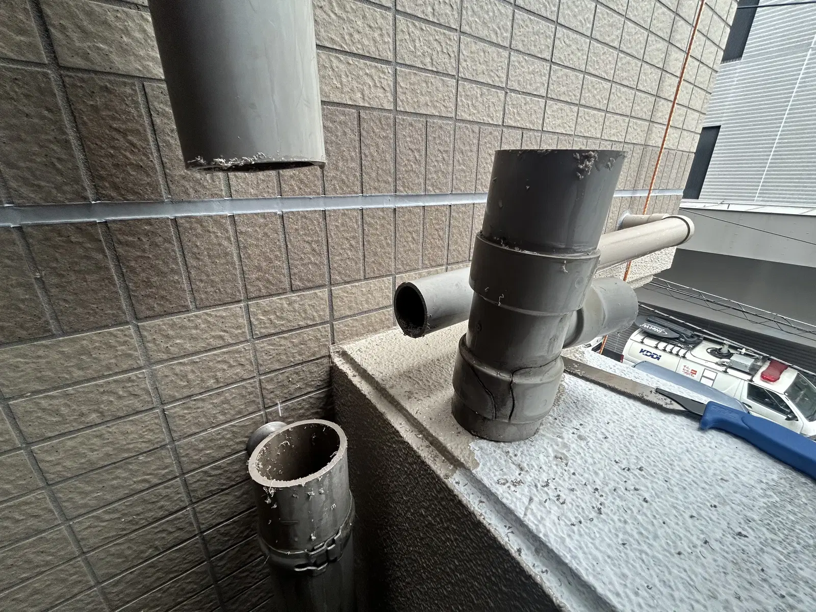 高所の雨樋と縦樋を補修する作業