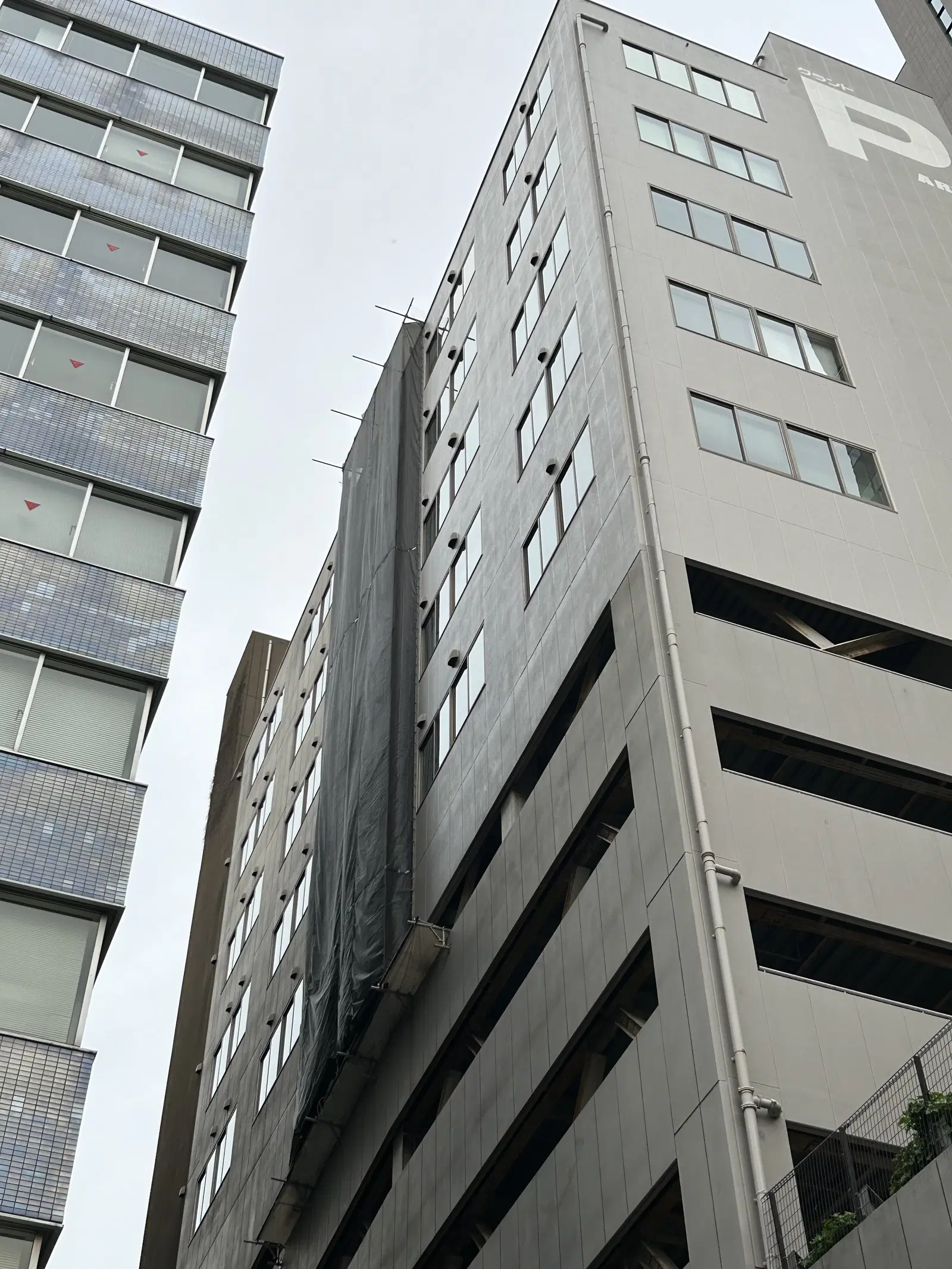外壁補修時の飛散防止と落下防止養生
