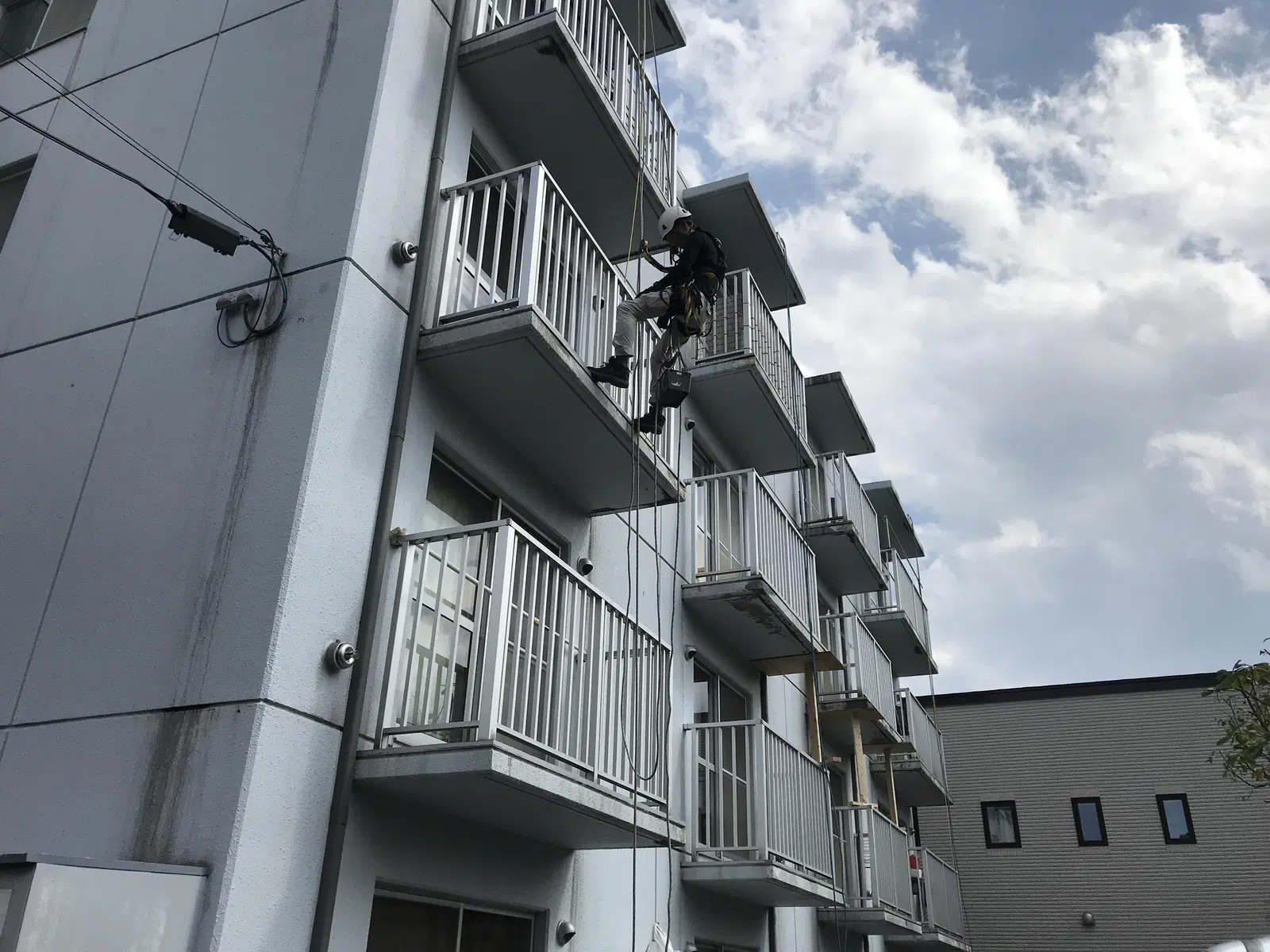 外壁コンクリートの爆裂補修作業