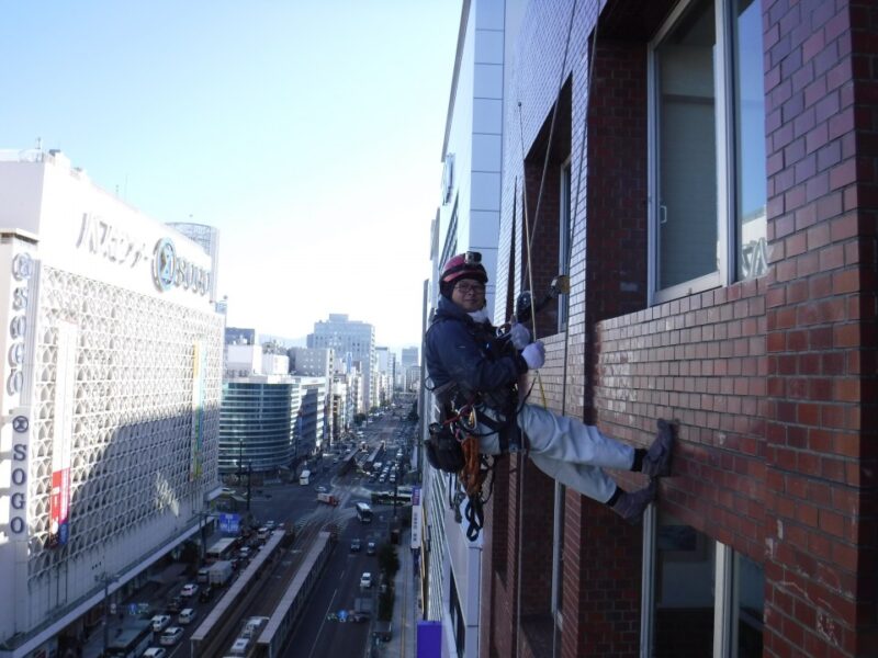広島の中心地にてロープアクセスで外壁点検